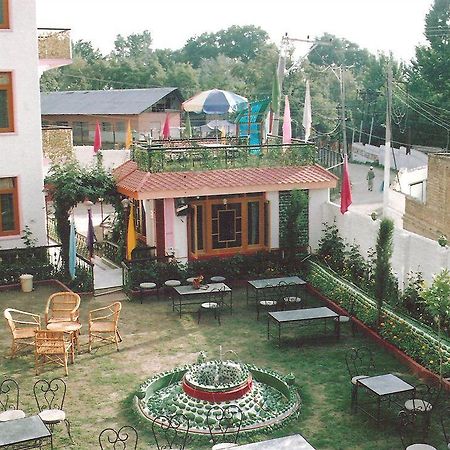 Hotel Zahgeer Continental - Srinagar Exteriör bild