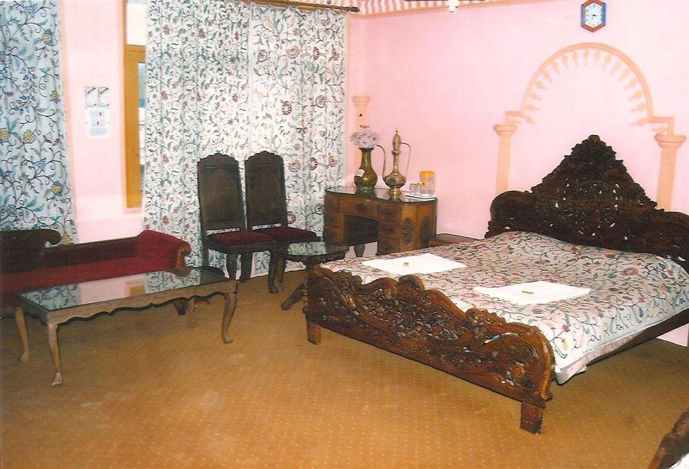 Hotel Zahgeer Continental - Srinagar Exteriör bild