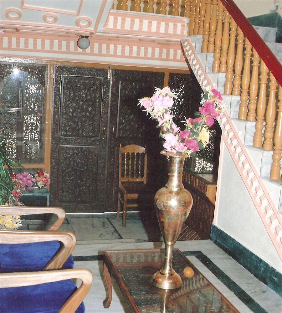 Hotel Zahgeer Continental - Srinagar Exteriör bild