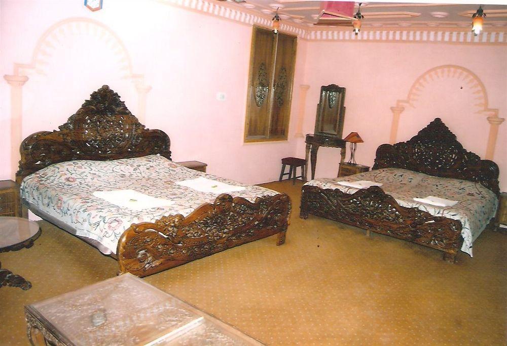 Hotel Zahgeer Continental - Srinagar Exteriör bild