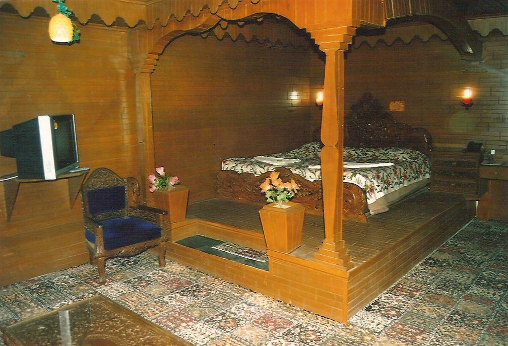 Hotel Zahgeer Continental - Srinagar Exteriör bild