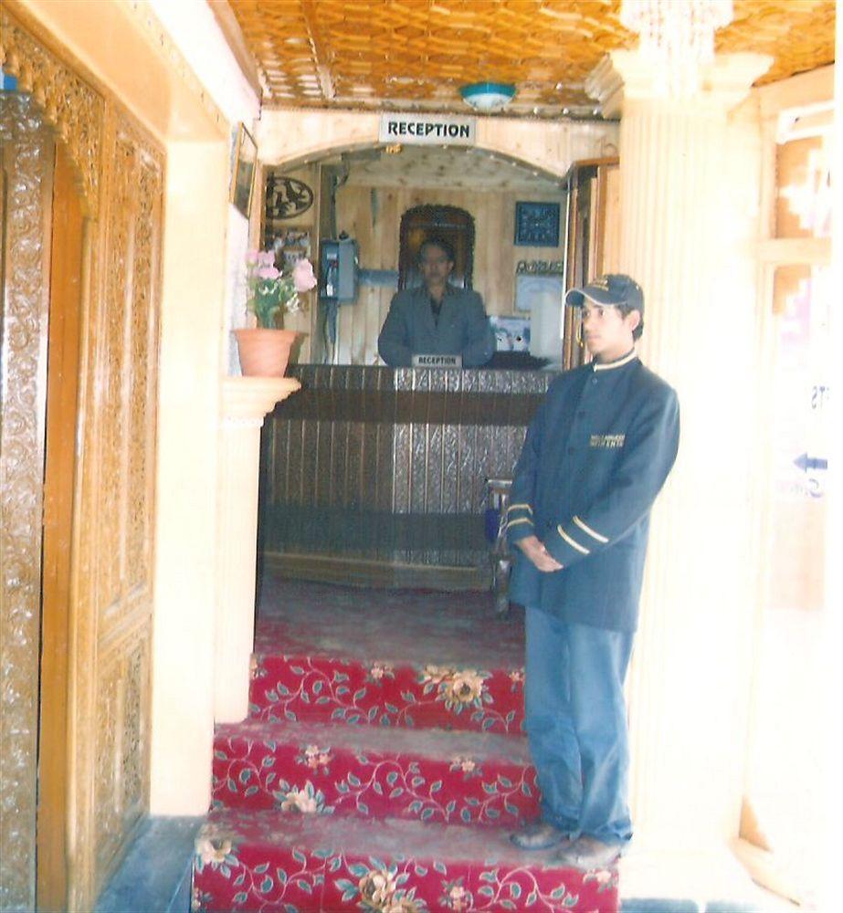 Hotel Zahgeer Continental - Srinagar Exteriör bild