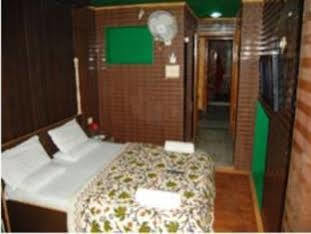 Hotel Zahgeer Continental - Srinagar Exteriör bild