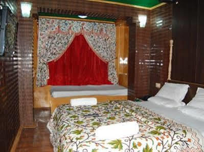 Hotel Zahgeer Continental - Srinagar Exteriör bild