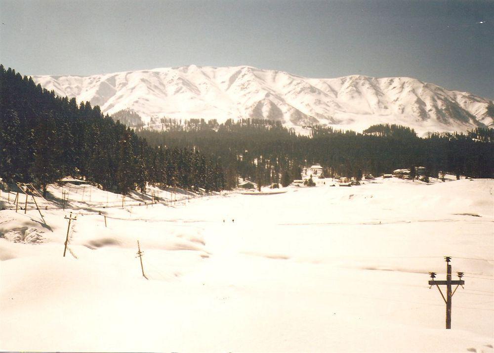 Hotel Zahgeer Continental - Srinagar Exteriör bild