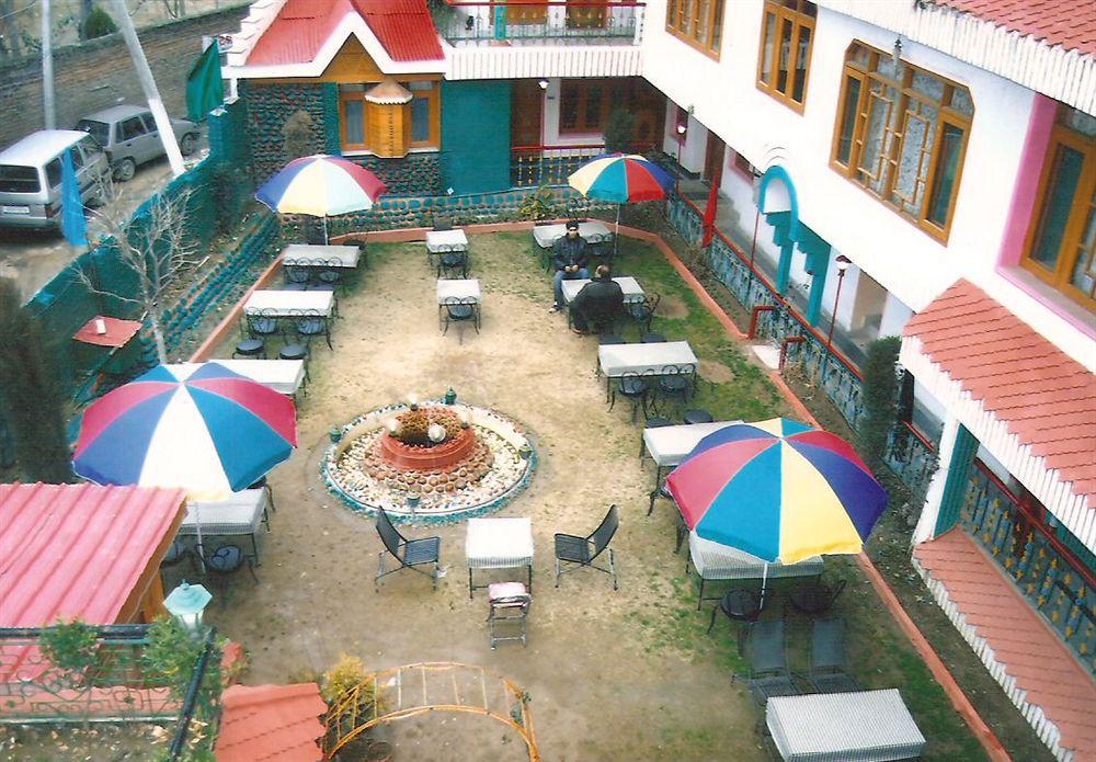 Hotel Zahgeer Continental - Srinagar Exteriör bild