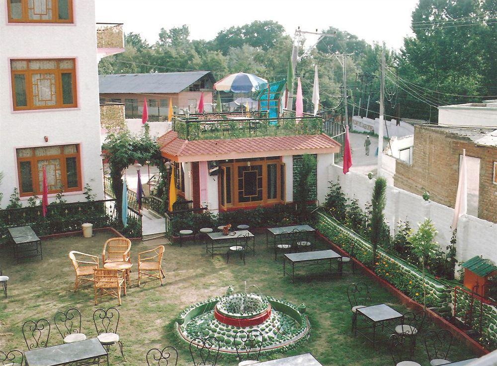 Hotel Zahgeer Continental - Srinagar Exteriör bild